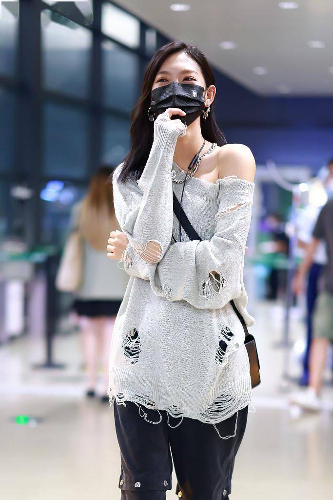 曾可妮 曾可妮穿破洞针织衫露香肩 酷飒性感