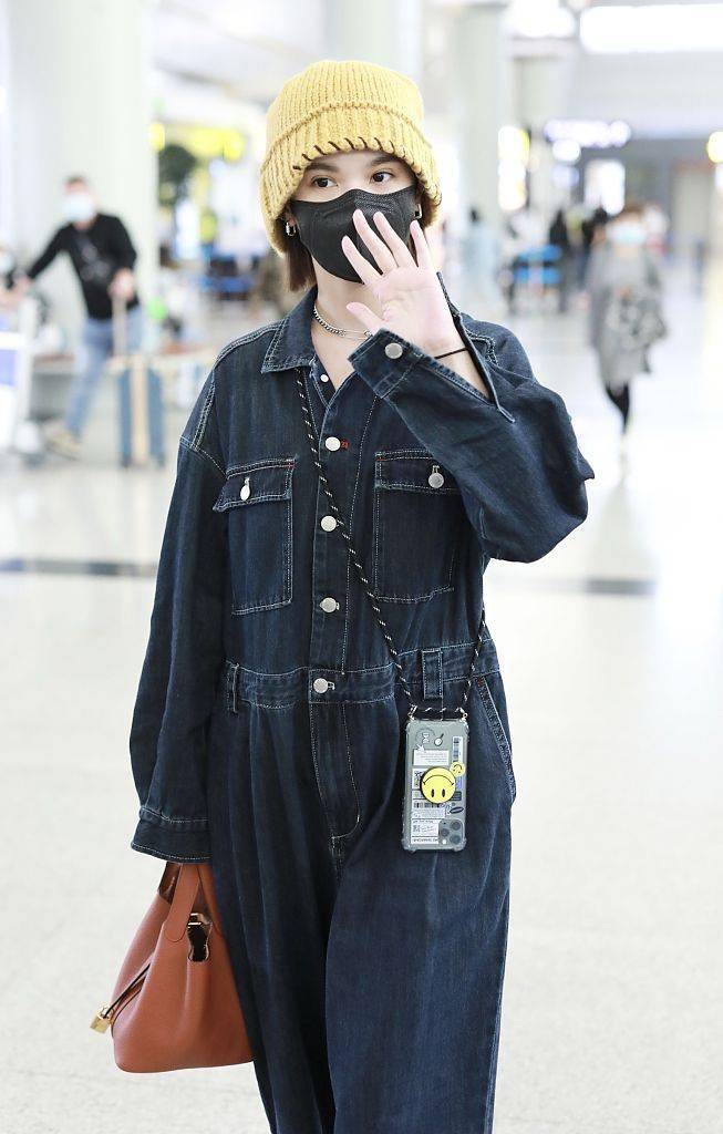 Picotin 杨丞琳穿牛仔工装连体裤 手拎Hermes菜篮子包个性时尚