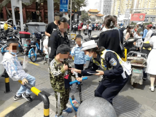 父亲|交警在景区连“捡”4个娃！焦急喊话：看好孩子