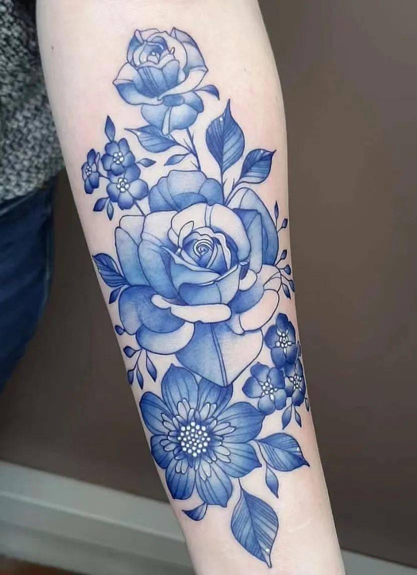 中国传统文化的青花色纹身