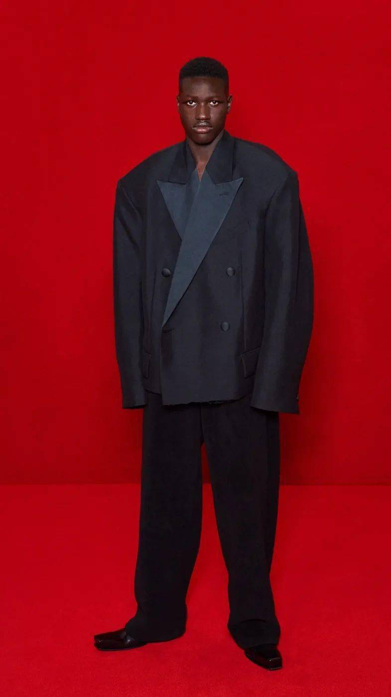 系列 动漫服装秀梦幻联动！Balenciaga邀请辛普森一家来走秀，时装秀甚至被包装成了短片的首映礼……