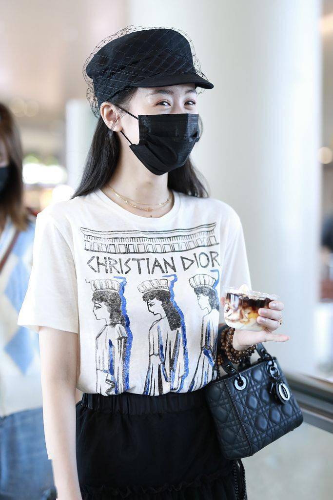 渔网 袁冰妍穿印花T恤搭黑纱裙文艺女神范 渔网报童帽灵动俏皮