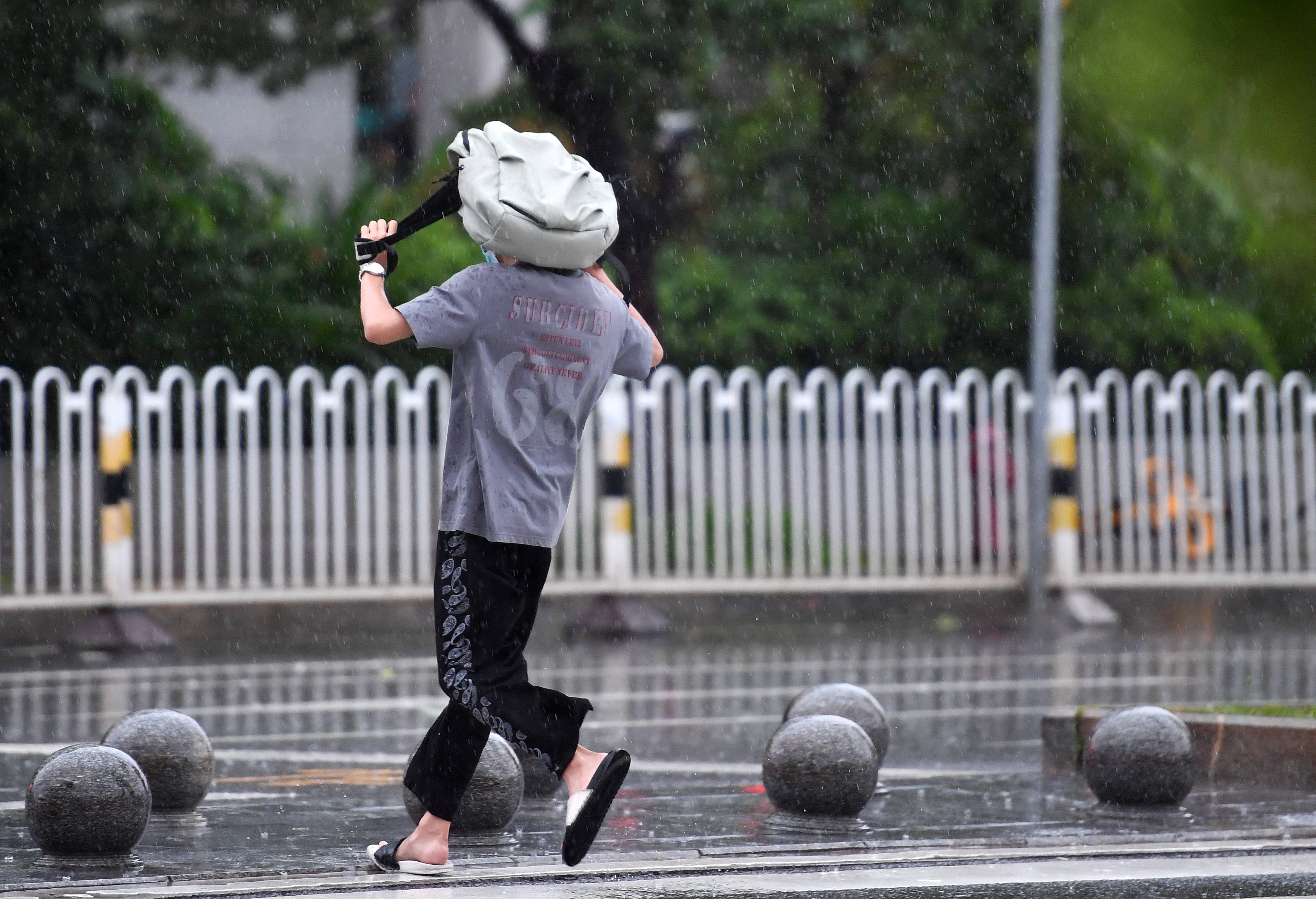 狮子山即将登陆海南 10月8日,在海南省海口市,一名行人在雨中奔跑