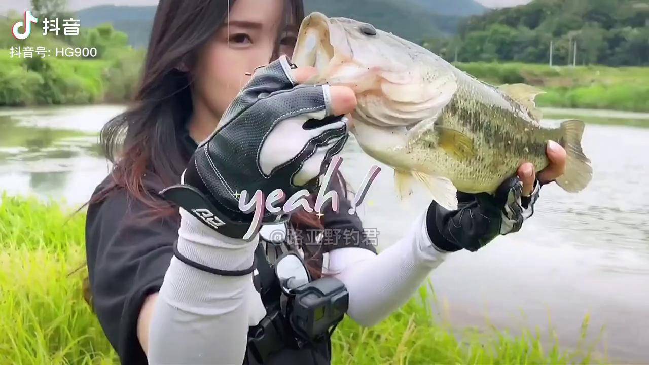 韩国路亚女钓手索米钓到鱼了拍个视频留念先韩国路亚女钓手路亚女钓手