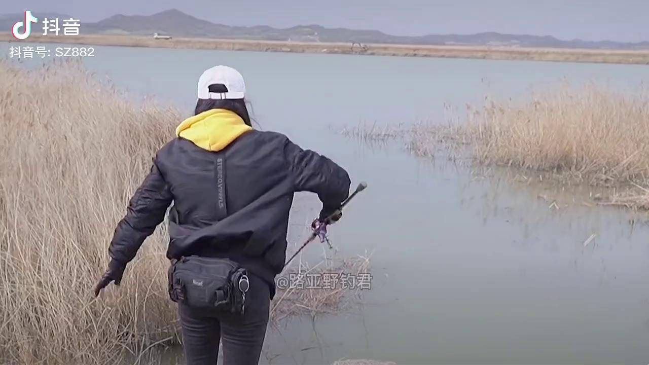 韓國路亞女釣手安貞恩跑了一條魚大家快來看呀韓國路亞女釣手路亞女釣