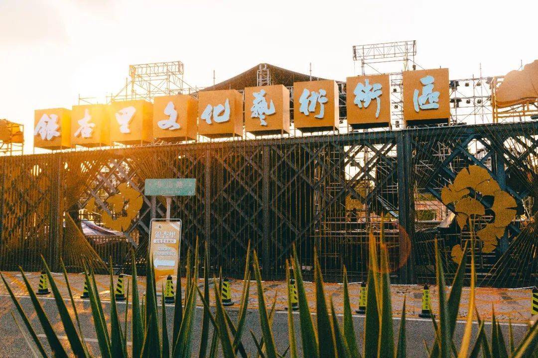 街区,毗邻江苏大剧院,金陵图书馆,兼具优美生态,特色建筑,是南京新晋