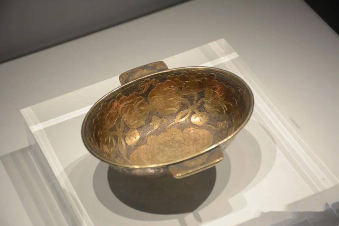 陕博微光听见何家村窖藏鎏金蔓草花鸟纹银羽觞