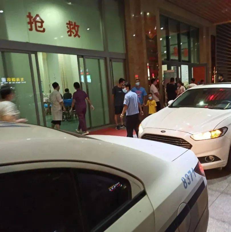 漳州一男子被毒蛇咬伤，市区交警上演“生死时速”！_龙文