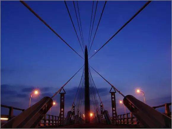 消息资讯如何巧妙安排照片中人、景、物的位置？