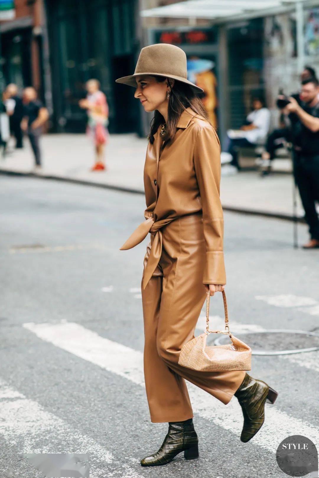 风衣 如何实现一衣多穿？你只需要件衬衫~