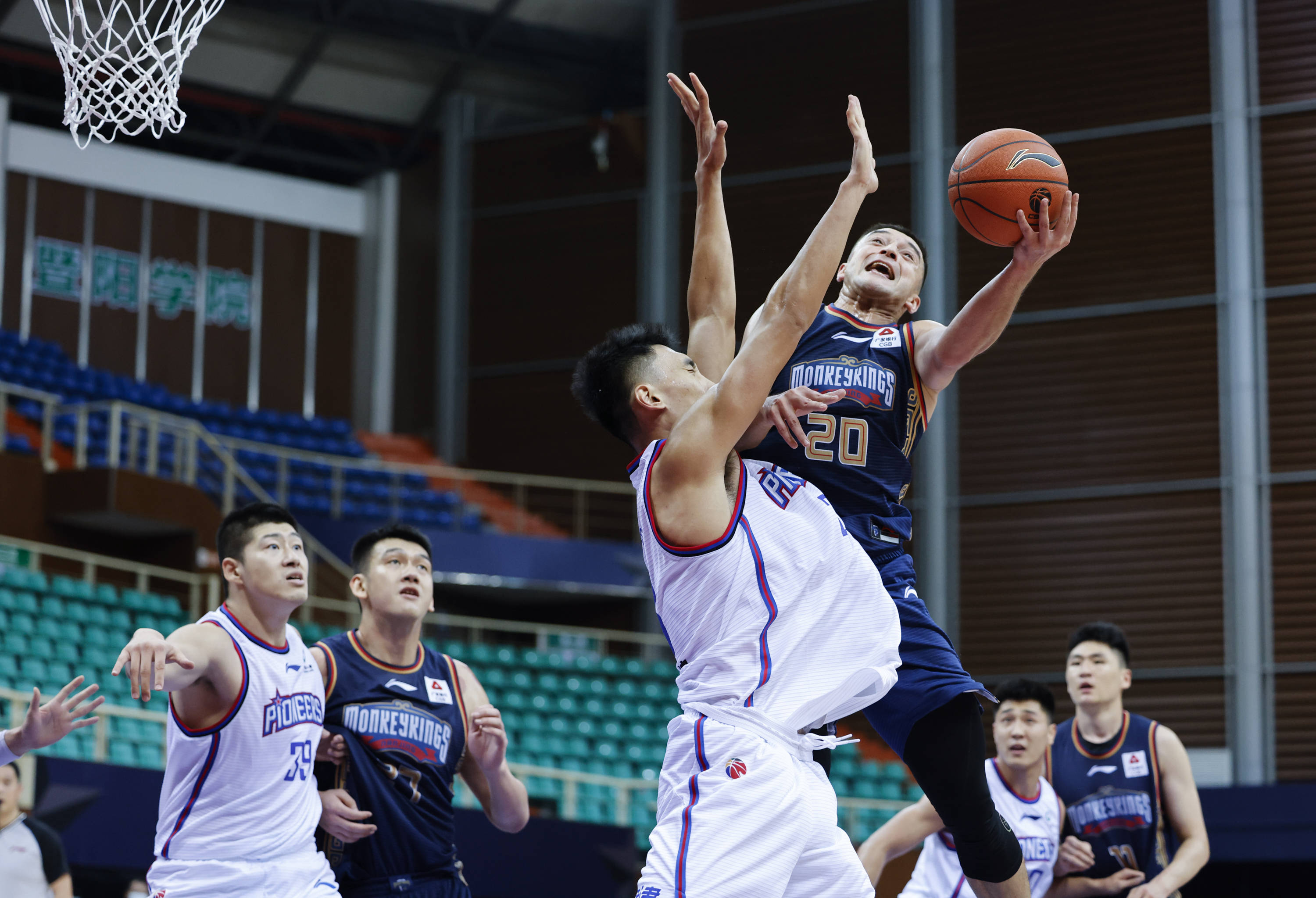 10月11日,南京同曦宙光队球员西热力江(上)在比赛中突破上篮.
