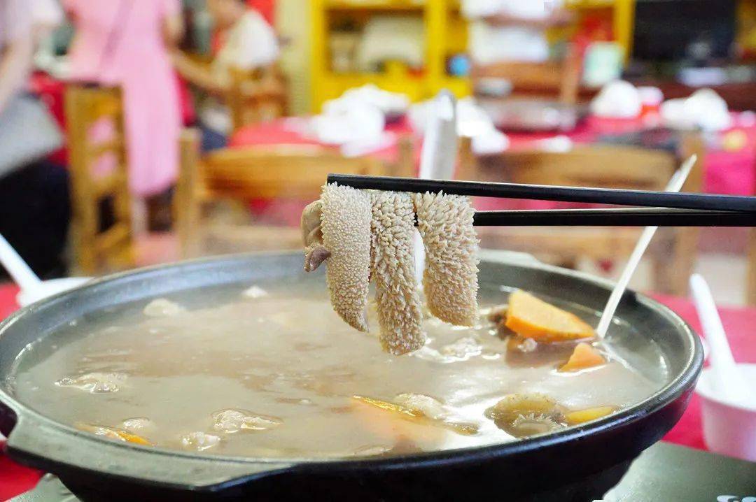鹿肚鸡主要原料:鹿肚,走地鸡,五指毛桃,穿破石,白楜椒,鸡骨草,益智仁