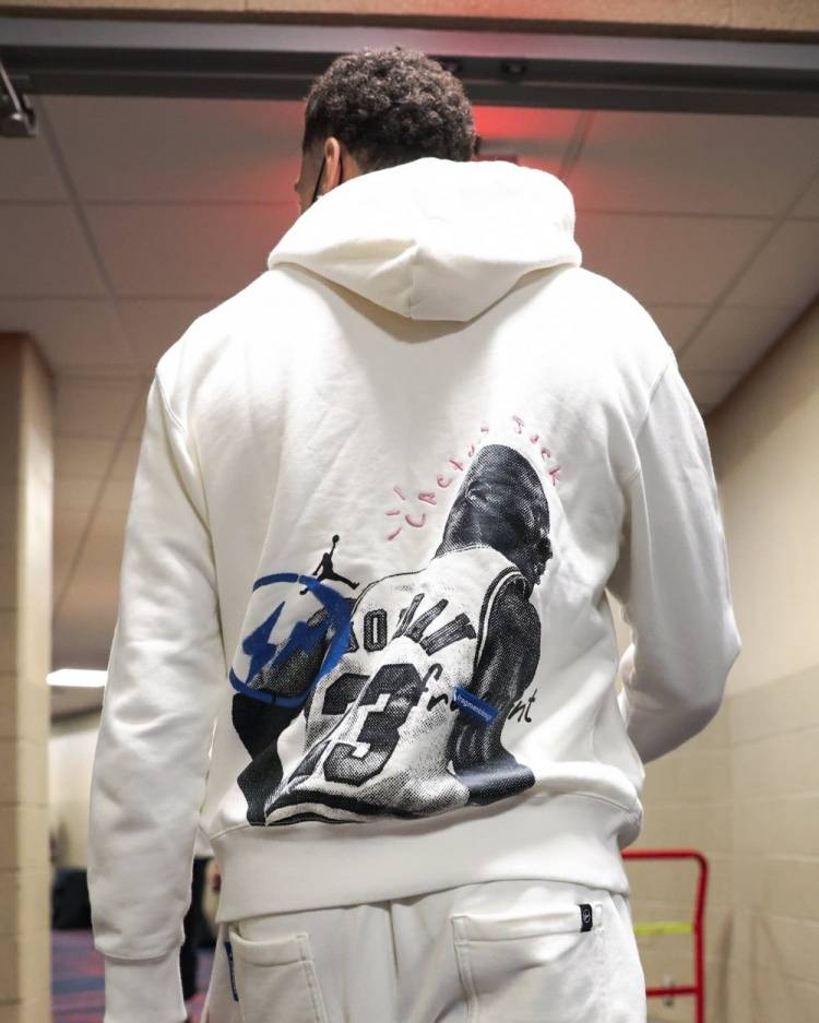 致敬goat!拉文身穿乔丹印花卫衣入场