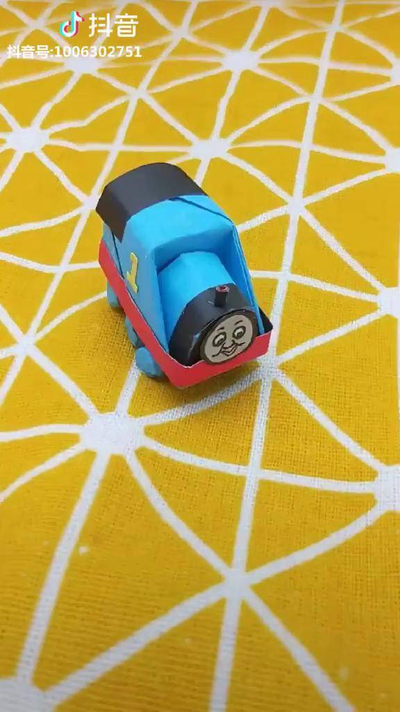 小哥哥设计了一辆用纸折出来托马斯小火车,买的实在太贵了,要几十块钱