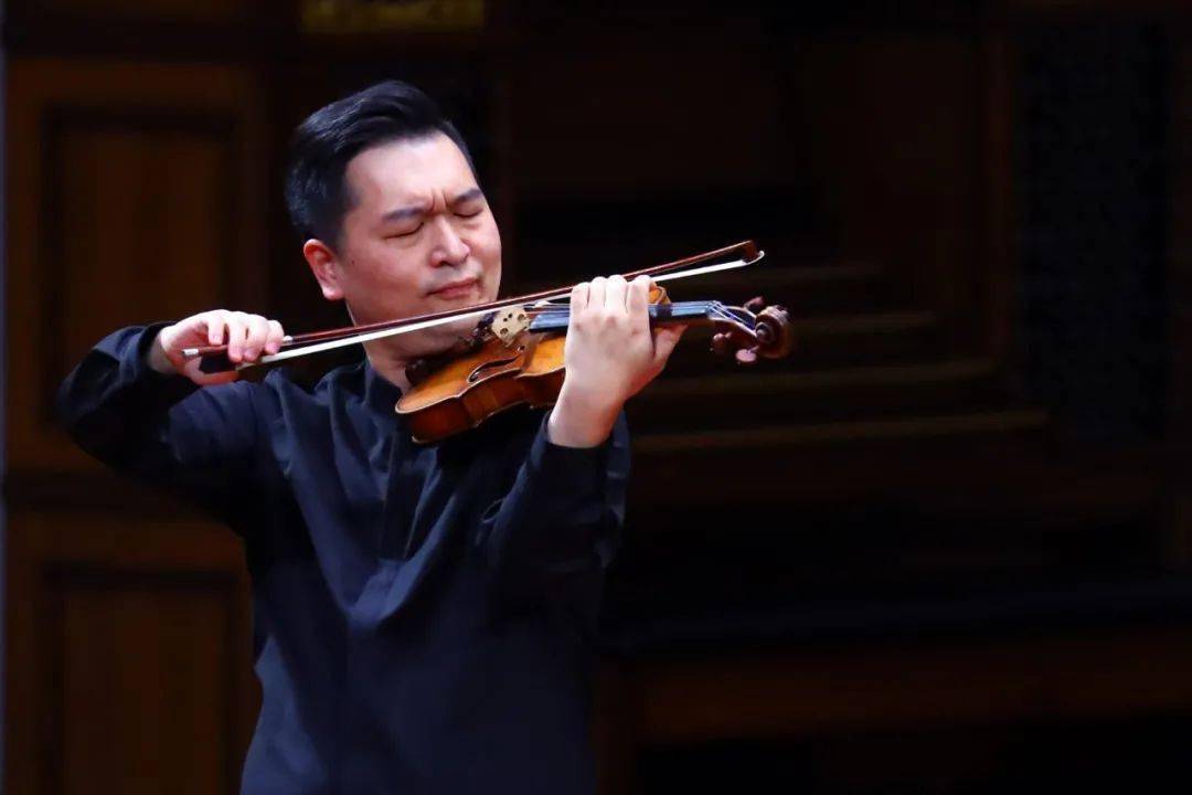 音乐会上半场,天津交响乐团首席,小提琴演奏家雷声首先献上了中国最负