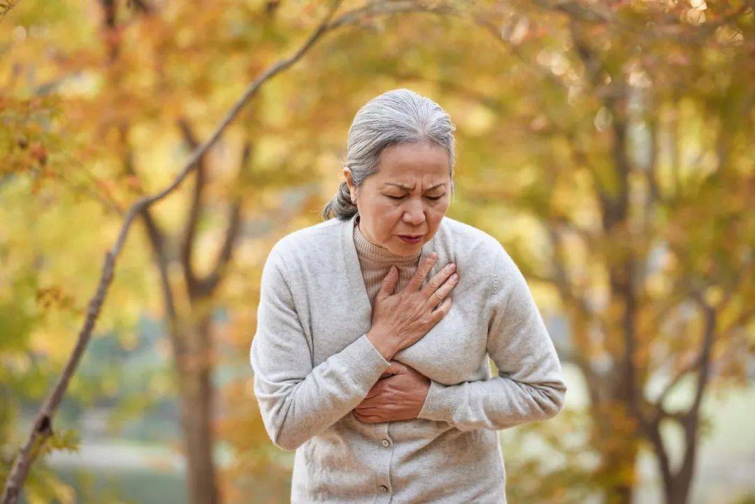 还会心悸心慌觉得心前区偶尔会有些憋闷感