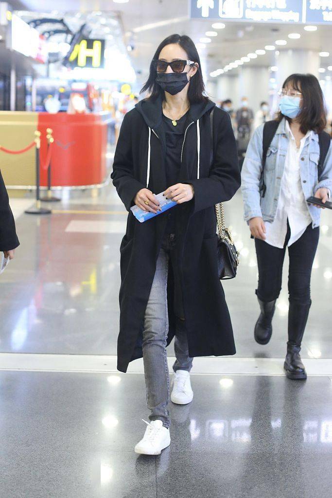 质感 张钧甯酷黑大衣叠穿连帽开衫 简约高级又美又飒