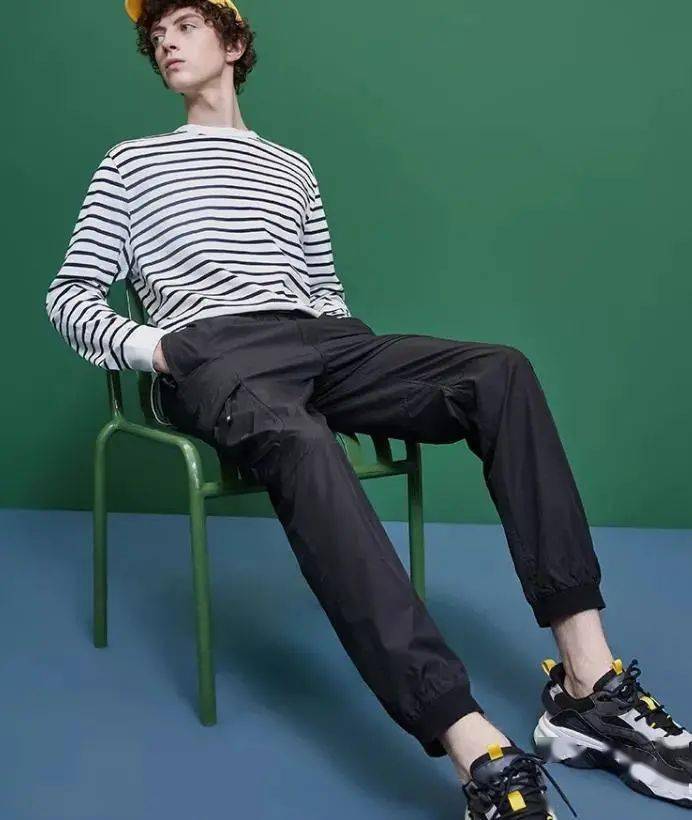 黑色的工装裤搭配一双白色小板鞋,凸显文艺气质.