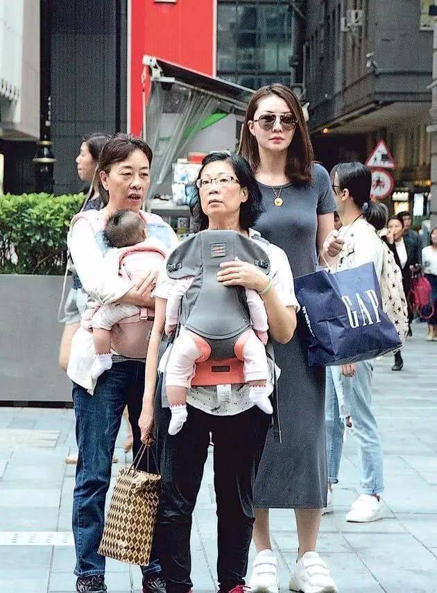 时间 熊黛林挽着老公逛商场，穿平底鞋还比老公高一头，特别真实的高！