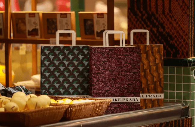 畸形奢侈品PRADA联名菜场现畸形打卡 女子拍完照就将菜扔垃圾桶