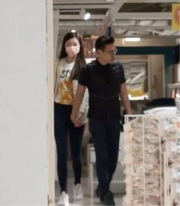 时间 熊黛林挽着老公逛商场，穿平底鞋还比老公高一头，特别真实的高！