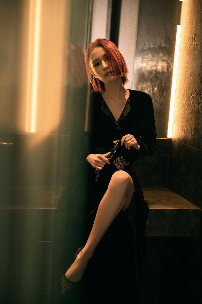 阿玛尼 何超莲着绒面开叉长裙美艳大气 于复古摩登氛围下展现优越身段