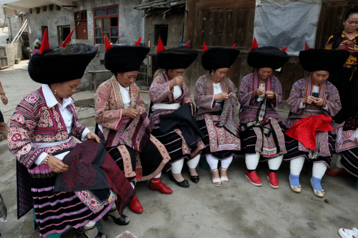 刺绣 【锦绣计划·巾帼风采】路银飞:让箐苗服饰“飞”出大山