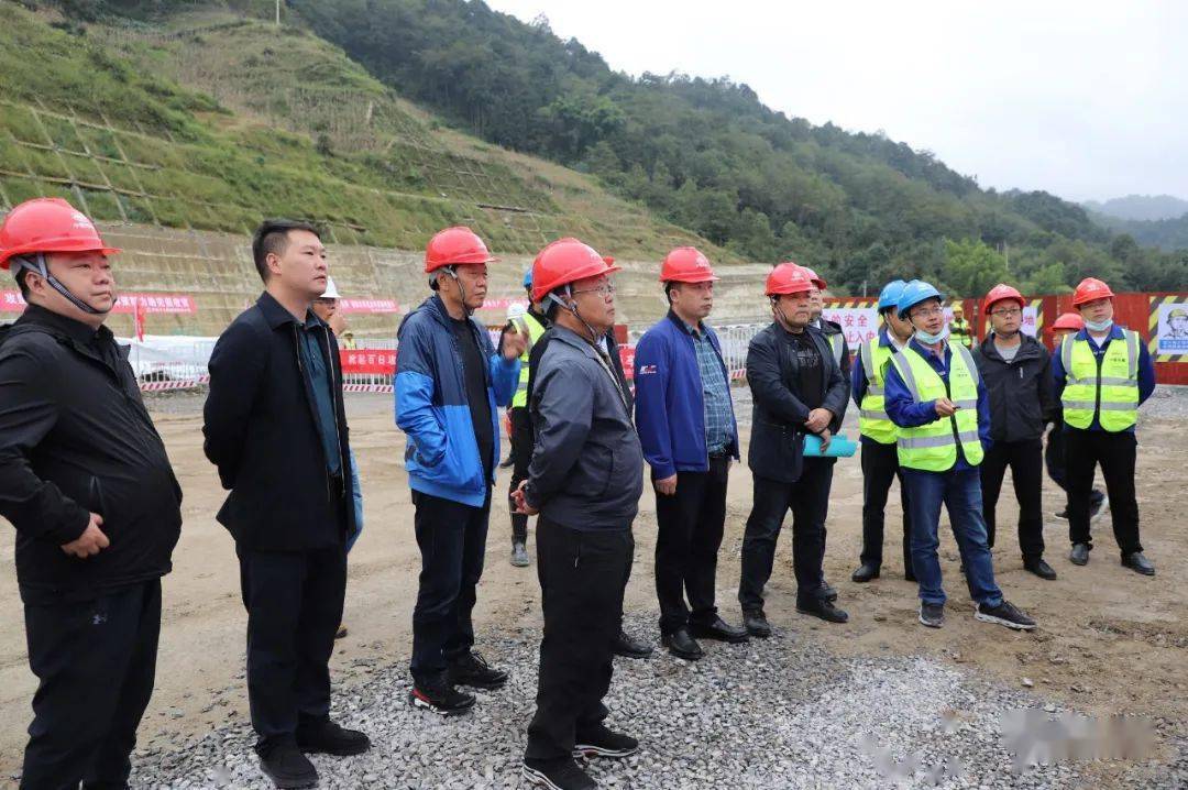 陈跃一行来到昭乐高速公路水青段,通过听取汇报,现场查看等方式,详细
