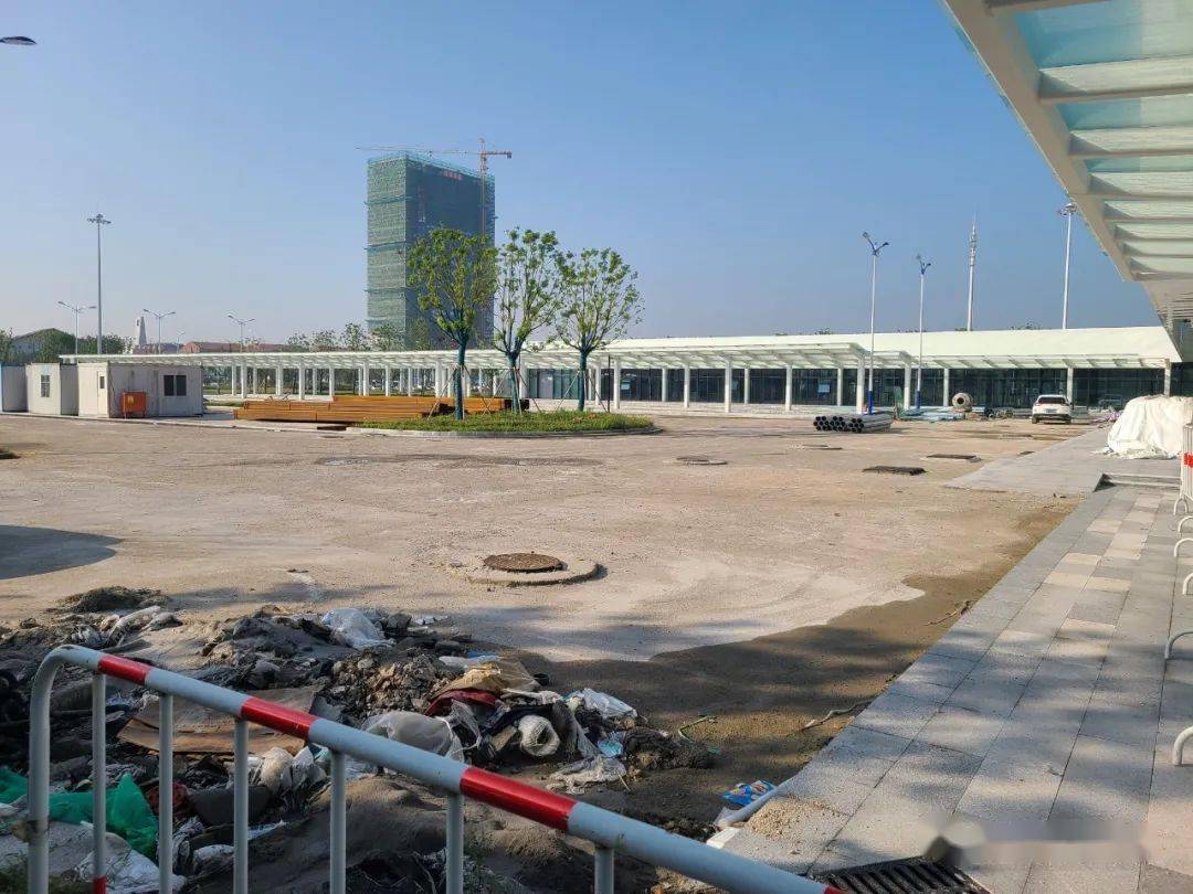 至今未启用的如皋南站公交场▼再说站牌,城区内存在着大量的"有牌无线