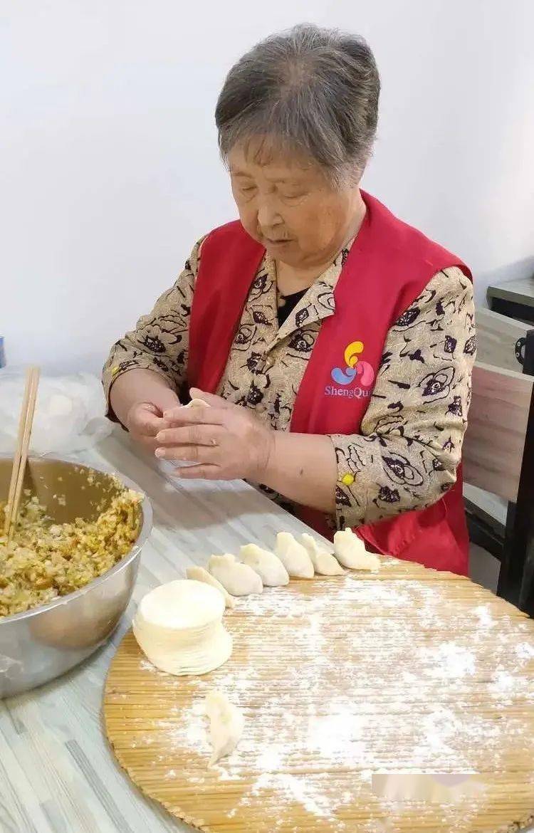 感恩邻里重阳节包饺子活动