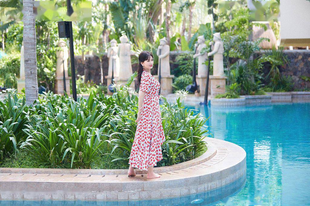 状态 赵雅芝海边度假大片释出甜美可人 穿波点红裙笑容粲然似仙女