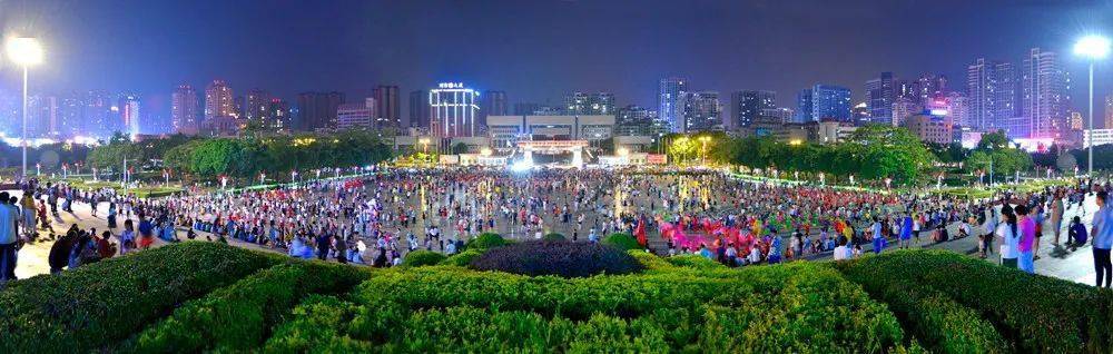 高一点看市政广场是这样的 朱伟华 摄这样的约束光七八九月很常见