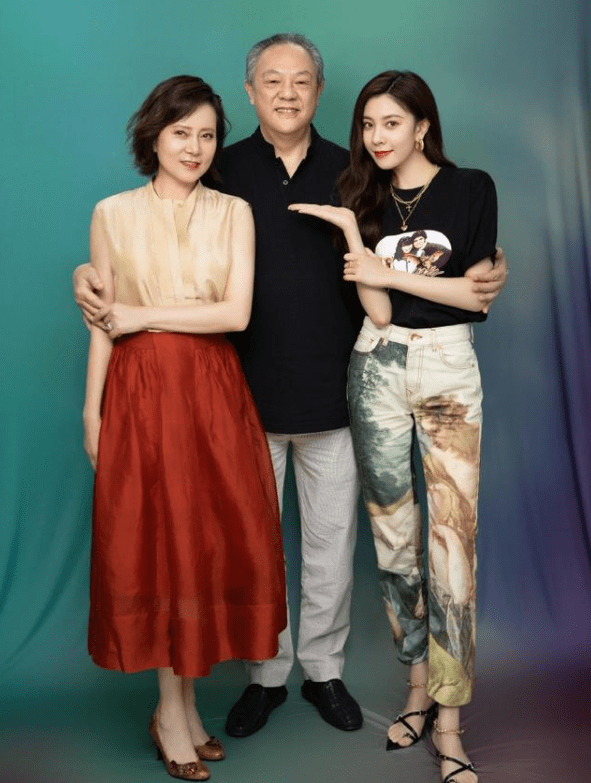 宋妍霏妈妈的其他搭配分享61修身上衣 喇叭裤 发带上年纪的女性,最