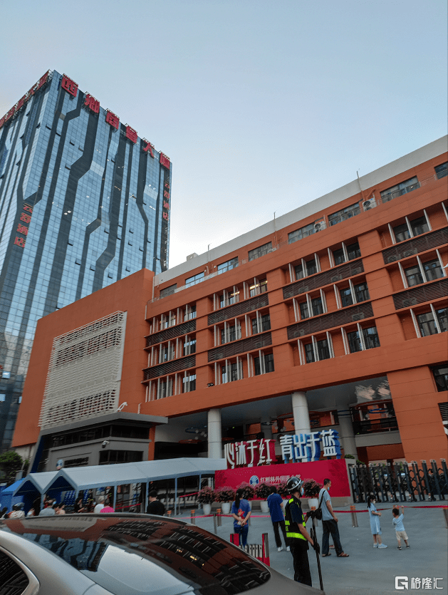 (深圳市宝安区红树林外国语小学)医疗方面:步行8分钟可以到达恒生医院
