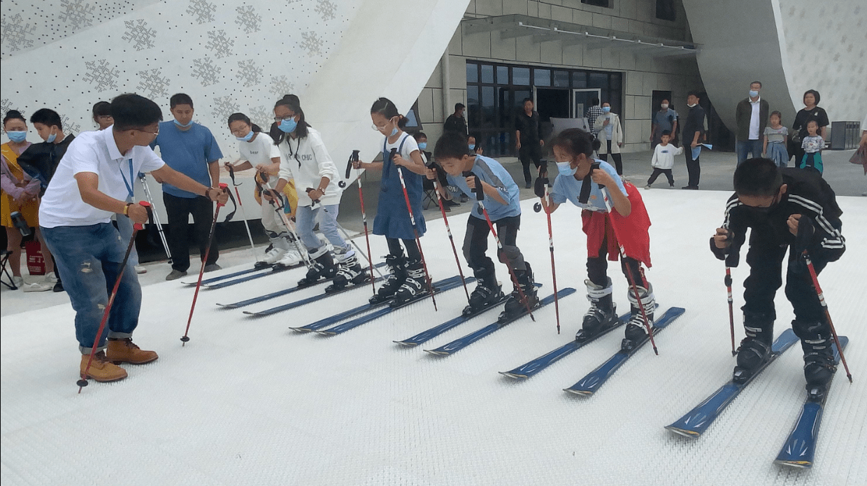 张家口市“冰雪大篷车”“开进”雄安新区