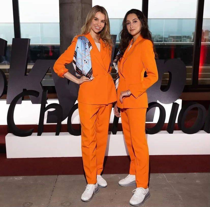 Ellen 这群空姐脱下“短裙制服”