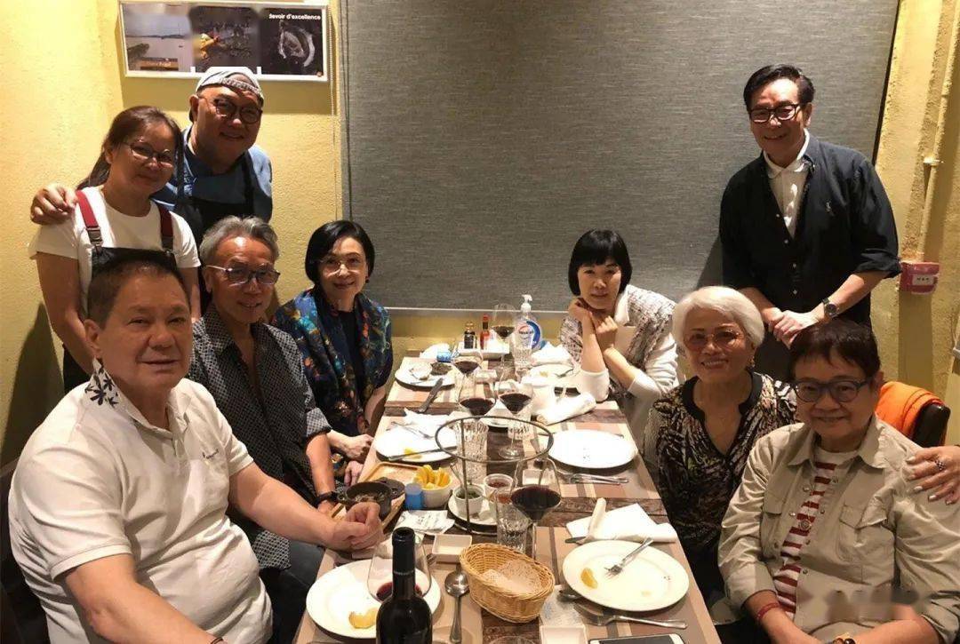离婚传了32年65岁香港老戏骨吕有慧罕见携老公参加聚会力破谣言