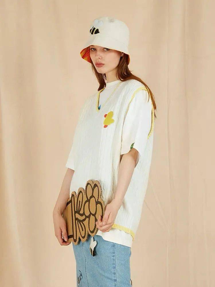 品牌 初秋OOTD，这件奶奶背心赢了！