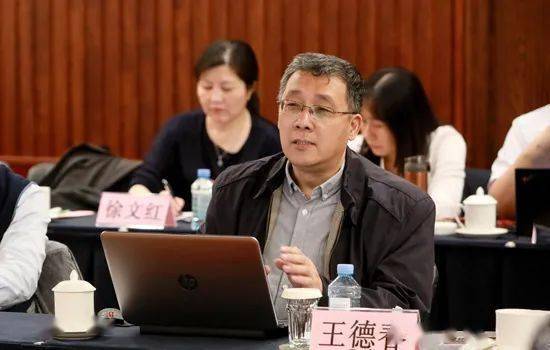 图为王德春在交流环节，参会的宣传工作委员会主任委员、副主任委员及企