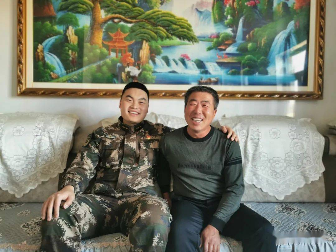 中尉 张浩宇下面,让我们一起欣赏武警官兵和父辈的合影(视频来源:人民