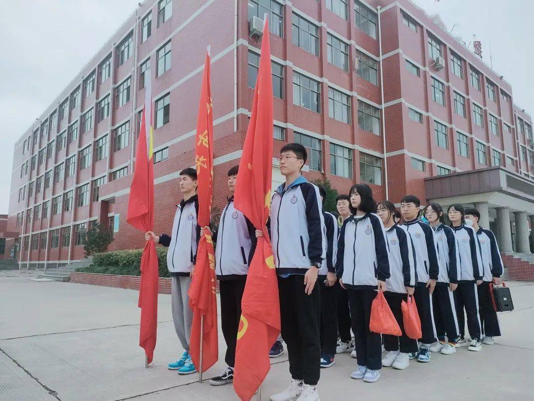 永威学校团委组织"敬老爱老"活动,带领学生走进沁阳市马坡养老院,为