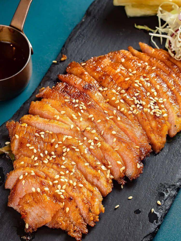 精选精品猪颈肉,肉质细腻,烤制之前用从泰国空运而来的柠檬草,香茅等