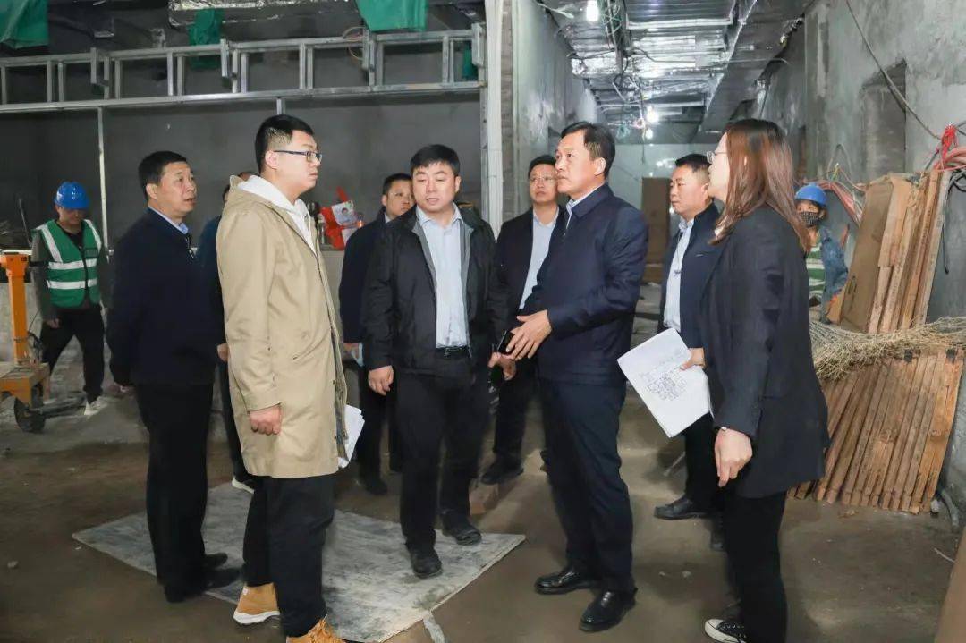 刘国荣一行认真查看了排水系统,外围环境等基础设施情况,深入养老区域