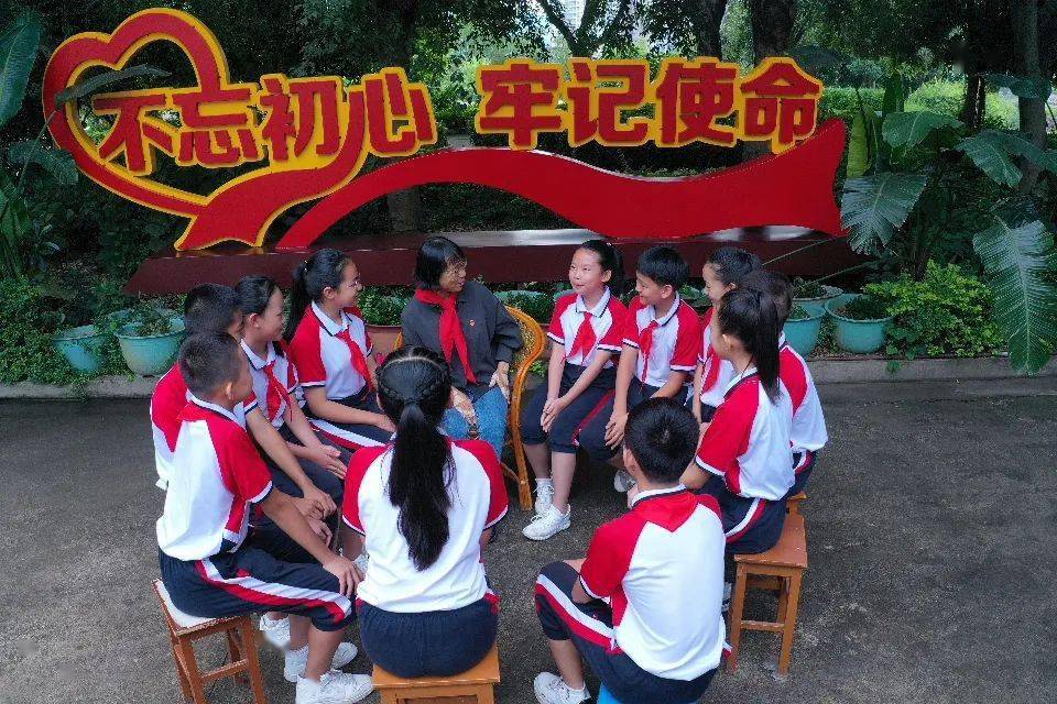 请党放心强国有我红领巾寻访张桂梅奶奶少先队员寻访活动在丽江顺利