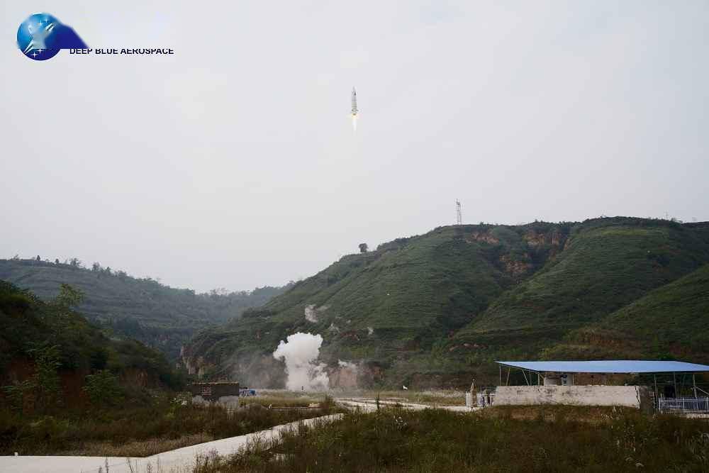 民企深蓝航天自研液体火箭成功完成百米级垂直回收试验
