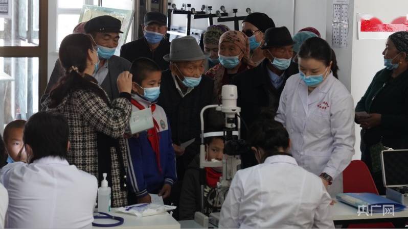 陆军|陆军特色医学中心眼科赴新疆开展“白内障复明行动”