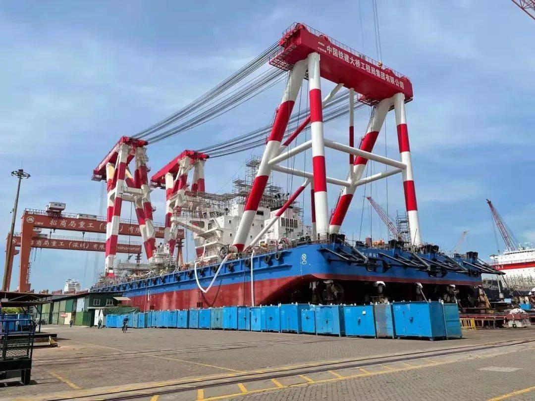 国内首创l型臂架起重船一双铁臂可吊2200吨钢箱梁将参建澳门跨海大桥