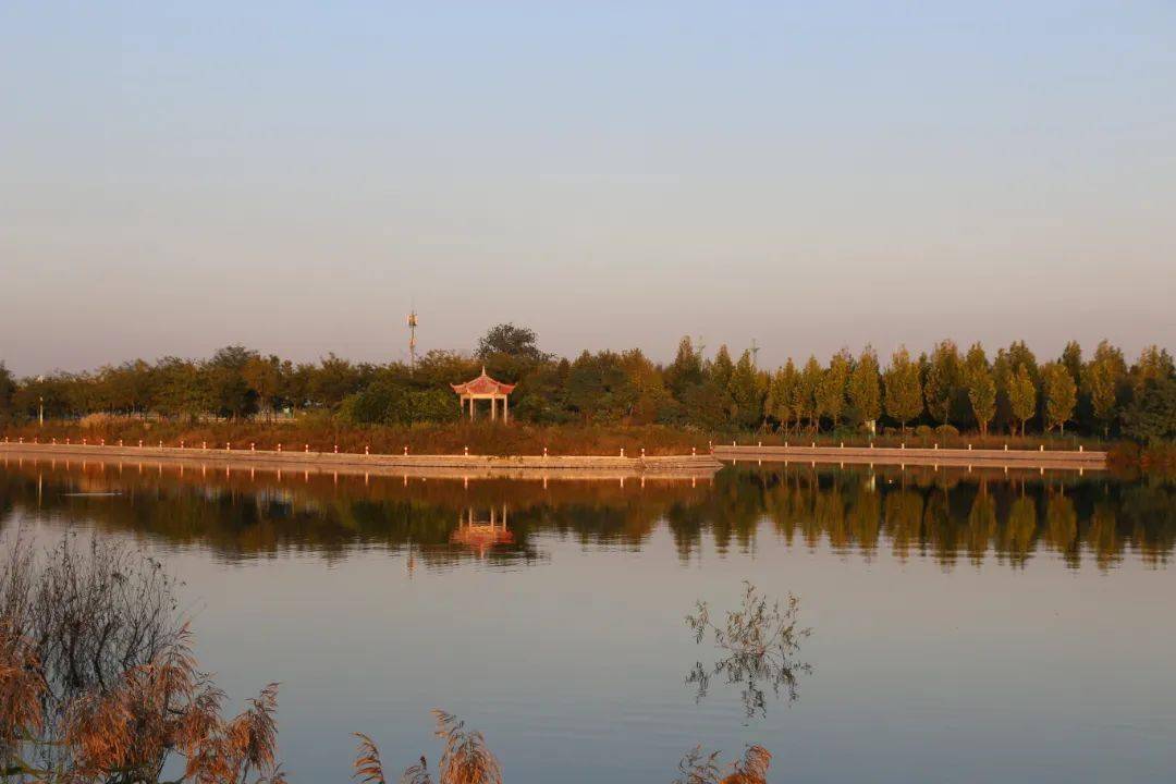 好似一幅山水画烟波浩渺王吴水库秋色初现与美丽乡村交相辉映田畴流金