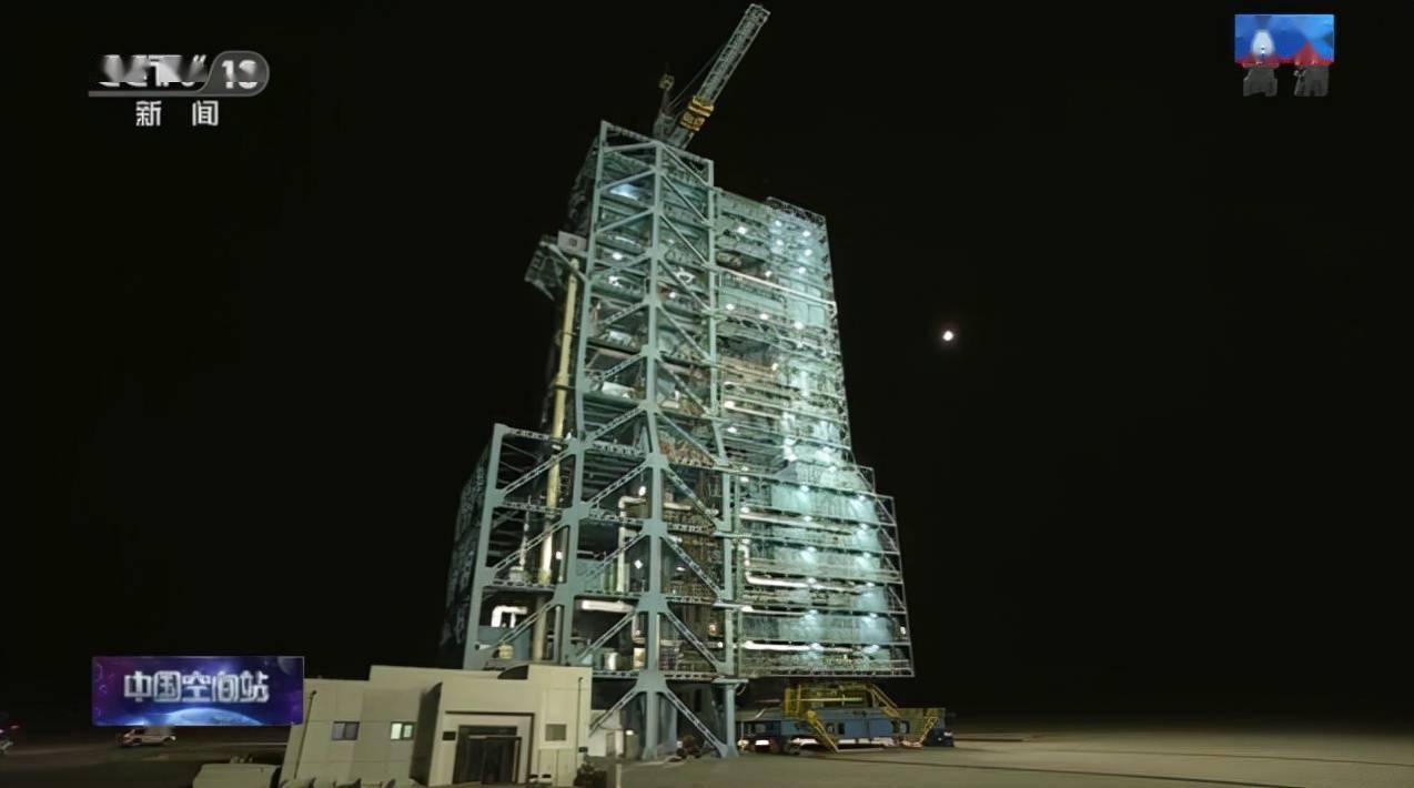 来源|持续更新丨3名航天员进入飞船返回舱进行发射前准备