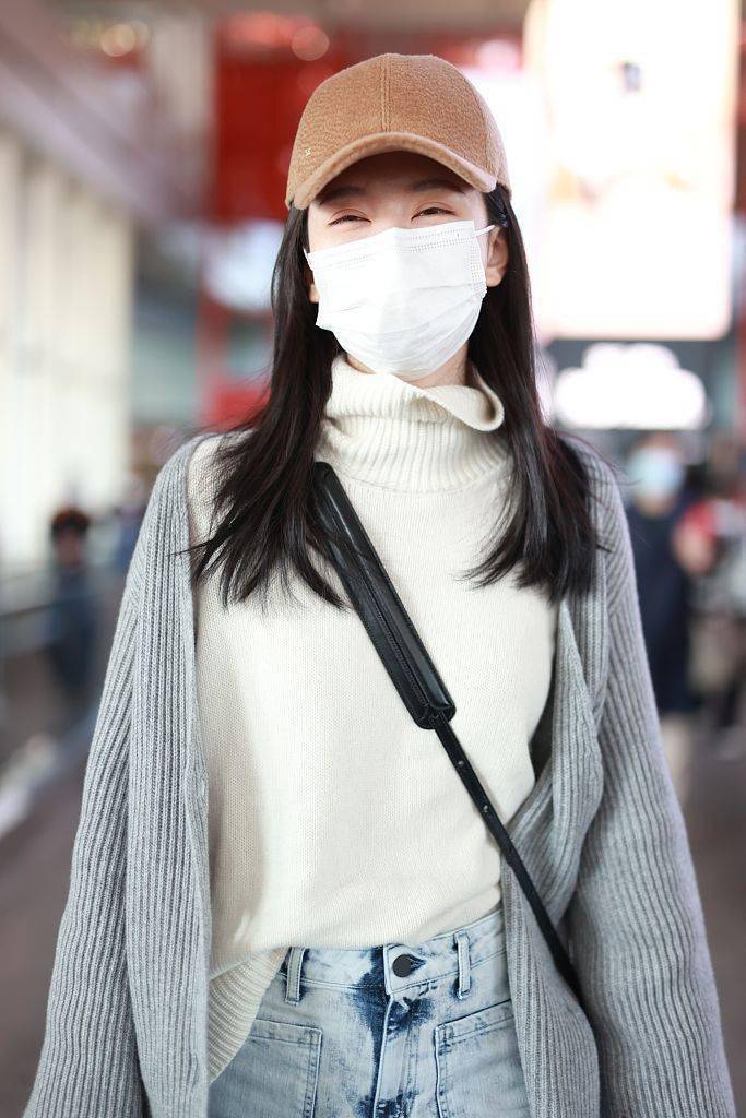 眼睛 温柔可人 乔欣穿纯色针织开衫牛仔裤靓丽时尚